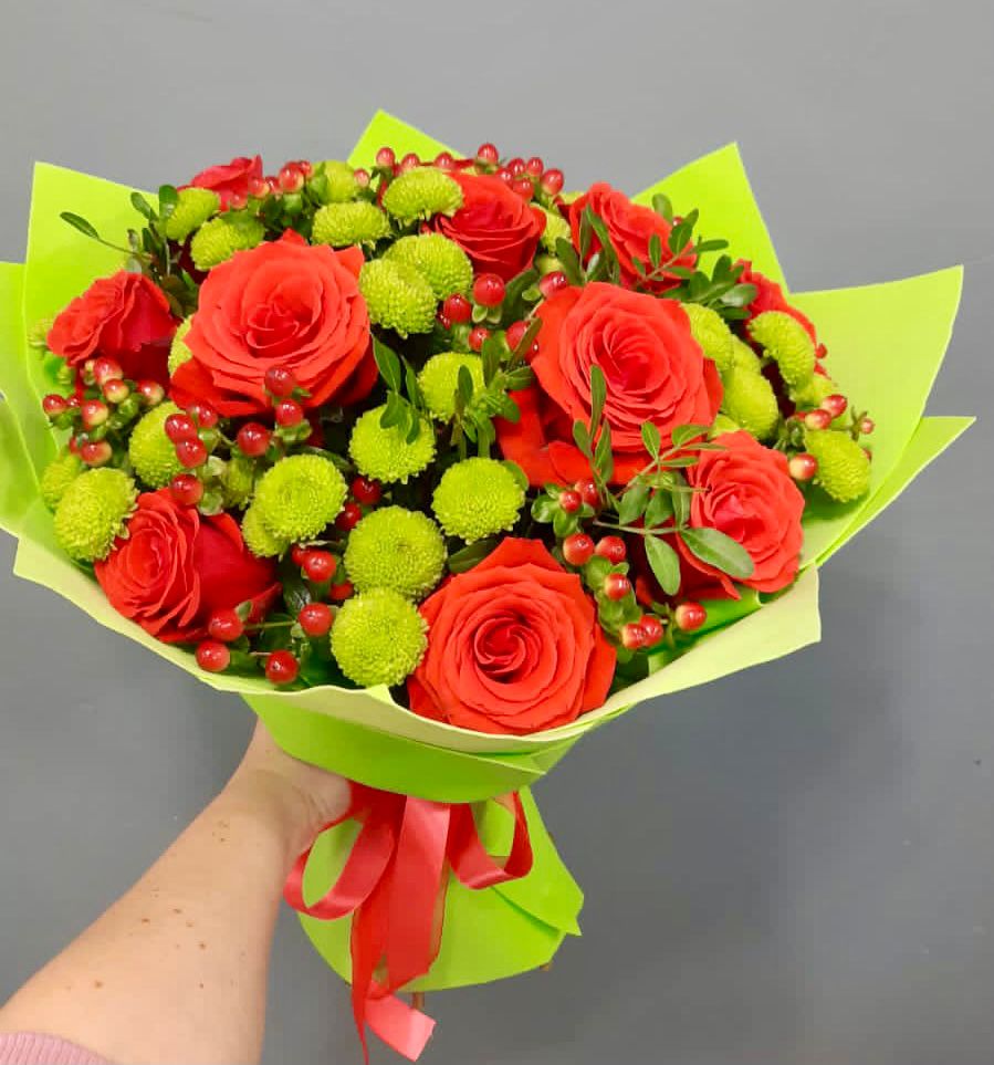 Букет цветов из: Хризантемы и Розы в Красные Баки
