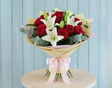 Букет цветов из:  Лилии и Розы в Красные Баки