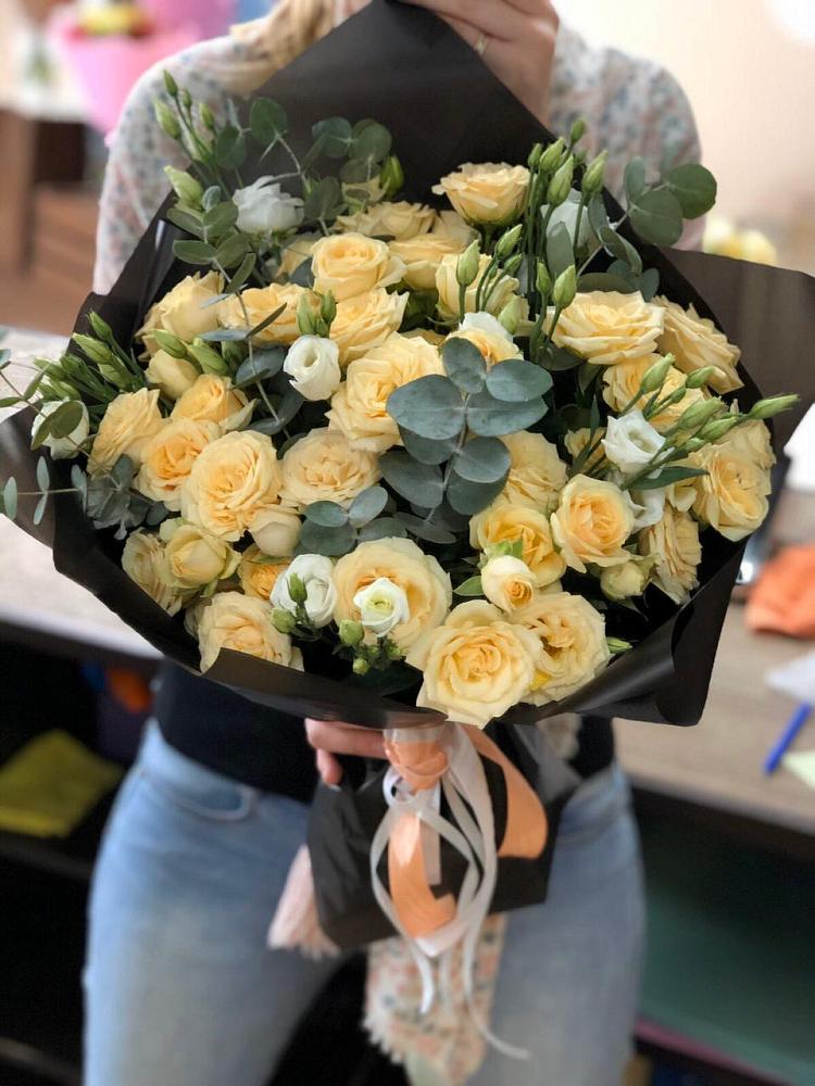 Букет цветов из: Розы и Лизиантусы в Красные Баки