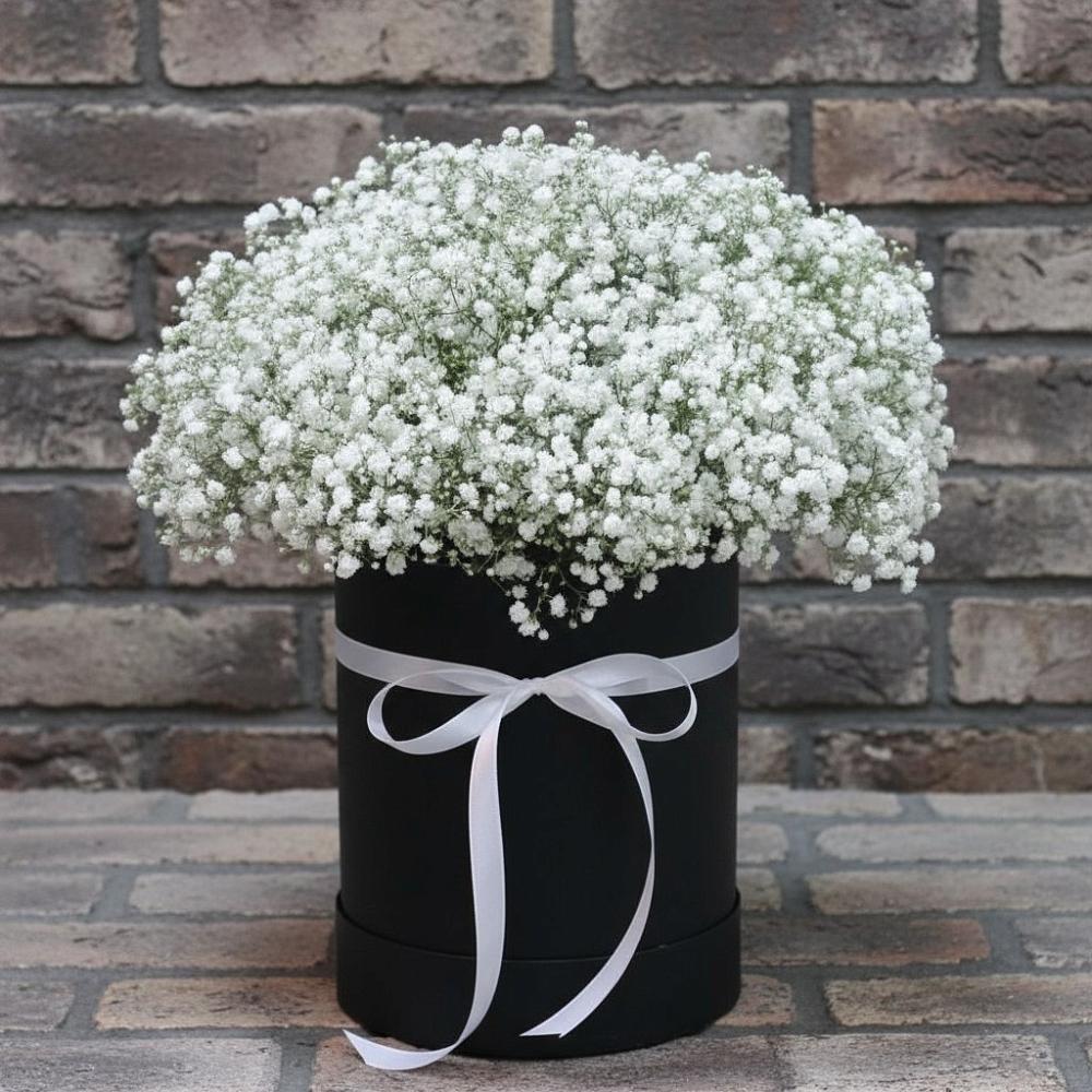 Цветочная композиция из Гипсофила в шляпной коробке в Красные Баки