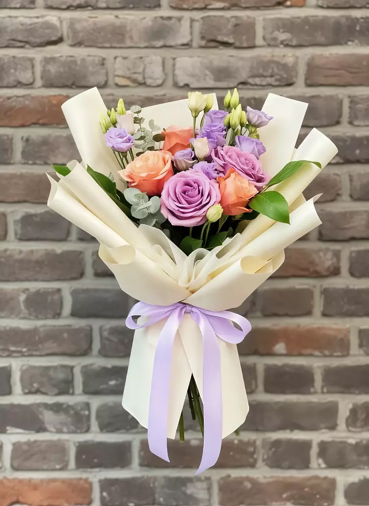 Букет цветов из: Лизиантусы и Розы в Красные Баки