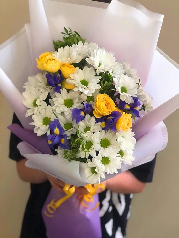 Букет цветов из: Ирисы, Хризантемы и Розы в Красные Баки