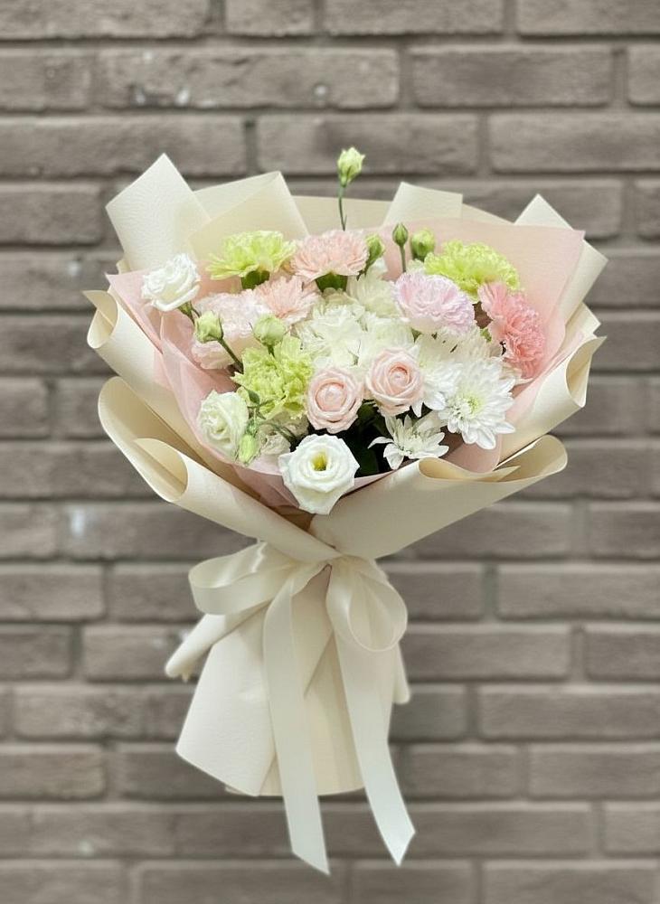 Букет цветов из: Гвоздики, Розы, Лизиантусы и Хризантемы в Красные Баки