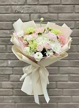 Букет цветов из:  Гвоздики, Розы, Лизиантусы и Хризантемы в Красные Баки