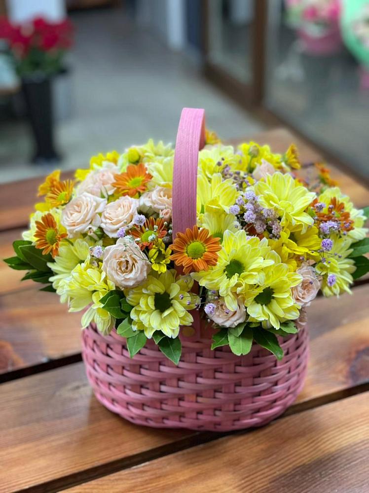 Цветочная композиция из Хризантемы и Розы в корзине в Красные Баки