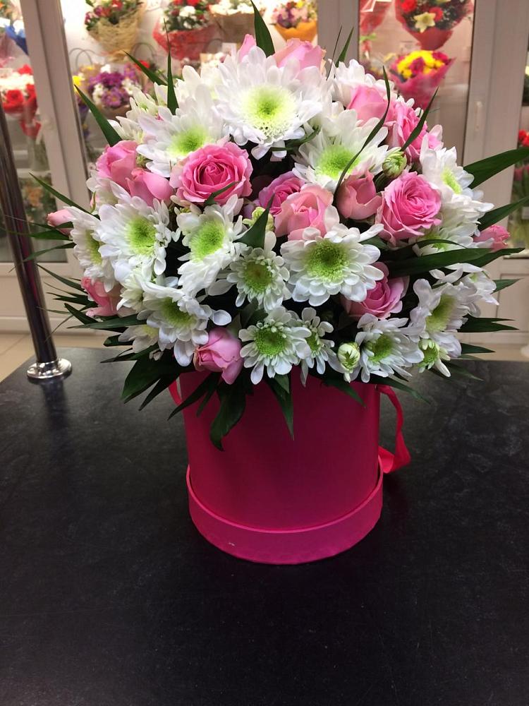 Цветочная композиция из Розы и Хризантемы в шляпной коробке в Красные Баки