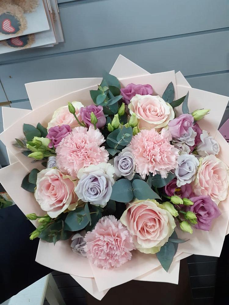 Букет цветов из: Розы, Гвоздики и Лизиантусы в Красные Баки